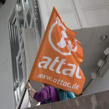 Im Jahr 2014 hatte das Finanzamt Frankfurt/Main dem Attac-Trägerverein die Gemeinnützigkeit aberkannt, weil das Netzwerk zu politisch sei.