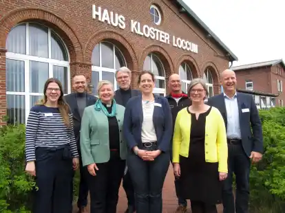 Freuten sich &uuml;ber die Wiederer&ouml;ffnung: (v. l.) Anna-Lena Rex, Dr. Marc Deffland, Jeannette Schurig, Dr. Wolfram Nagel, Frederike Mei&szlig;ner, Gerrit Agena, Susanne W&uuml;bker und Matthias Ruf.