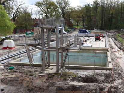 Großbaustelle: Für rund zehn Millionen Euro wird das Freibad in Rastede zurzeit vollständig modernisiert.