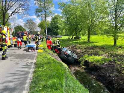 Unfall in Edewecht: Der Fahrer landete mit seinem Fahrzeug im Graben.