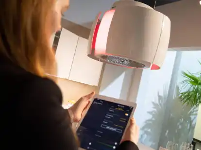 Flexible Beleuchtung für jeden Anlass: Smartes Licht in Möbeln und im Raum, gesteuert über eine App für verschiedene Stimmungen und Bedürfnisse