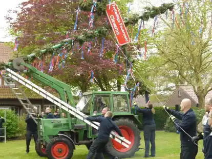 Zum „Volksfest“ hat sich das Maibaum-Aufstellen und die Maifeier in Cleverns entwickelt. Veranstalter ist seit 1973 die Freiwillige Feuerwehr Cleverns.