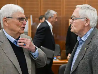 Die Staatsanwaltschaft wirft den drei ehemaligen DFB-Funktion&auml;ren Theo Zwanziger (l), Horst R. Schmidt und Wolfgang Niersbach (M) Steuerhinterziehung vor.