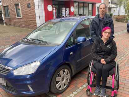 Vertrauen ihrem alten Familienauto nicht mehr: Denis und Sarah Deux sind wie ihre drei Kinder körperbehindert und auf ein funktionierendes Fahrzeug angewiesen. Das Geld für einen neuen Gebrauchtwagen fehlt der Familie allerdings.