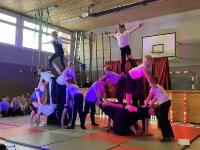 Hoch hinaus ging es für diese Schülerinnen: In der Zirkusshow in der Seefelder Sporthalle wurden allerlei akrobatische Kunststücke gezeigt.