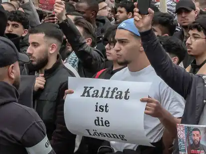 Mehr als 1000 Islamisten demonstrierten am Samstag in Hamburg. Sie riefen „Allahu Akbar“ – und forderten die Errichtung eines Kalifats.