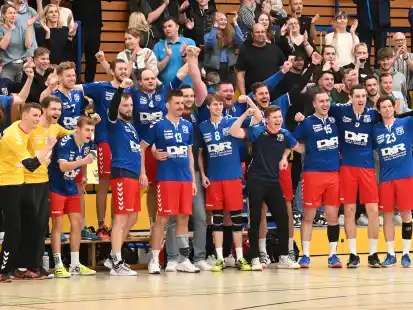 Feierten mit ihren Fans die Meisterschaft: die Handballer des VfL Rastede.