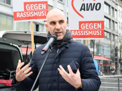 Sieht sich ebenfalls oft Anfeindungen ausgesetzt: Belit Onay (Grüne), Oberbürgermeister der Landeshauptstadt Hannover, spricht bei einer Veranstaltung gegen Rassismus.