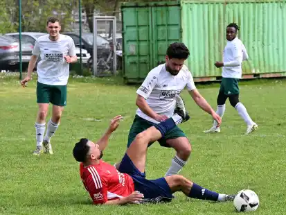 Mit 0:5 unterlag der ESV (helle Trikots) in der 1. Kreisklasse dem VfL Wilhelmshaven.