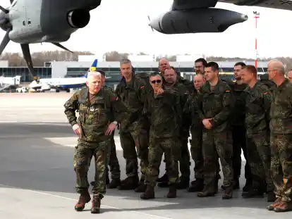 Bundeswehrsoldaten des Einsatzführungskommandos der 45. Brigade Litauen auf einem Flughafen in Vilnius
