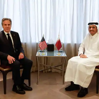 US-Außenminister Antony Blinken (l.) trifft sich mit Katars Premierminister und Außenminister Mohammed bin Abdulrahman bin Jassim Al Thani in Riad.