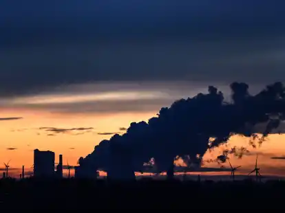 Das Braunkohlekraftwerk Niederau&szlig;em &ouml;stlich von K&ouml;ln. F&uuml;r das Kohlerevier in Nordrhein-Westfalen steht ein Ausstieg bis 2030 schon fest.