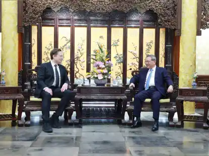 Der chinesische Premierminister Li Qiang trifft sich in Peking mit Elon Musk (l.).