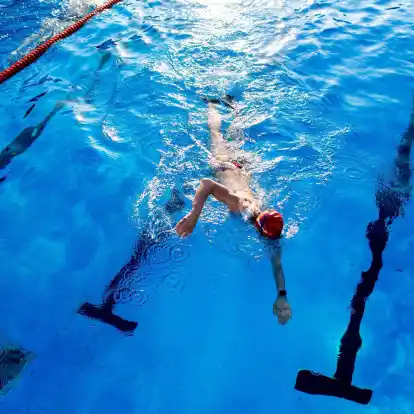 Die DLRG hat so viele Mitglieder wie noch nie. Die Menschen geben zum Beispiel Schwimmunterricht oder werden Rettungsschwimmer.