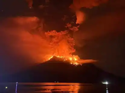 Der 725 Meter hohe Feuerberg Ruang im Sangihe-Archipel nördlich der Insel Sulawesi schleuderte eine 2000 Meter hohe Säule aus Asche, Rauch und Gestein in den Himmel, wie die nationale Agentur für Geologie berichtete.