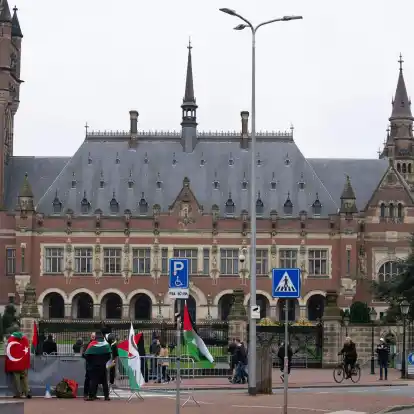 Pro-palästinensische (l) und pro-israelische Demonstranten (r) protestieren vor dem Obersten Gerichtshof der Vereinten Nationen in Den Haag (Archivbild).