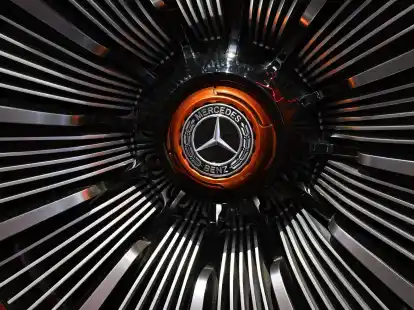 Unter dem Strich fuhr Mercedes-Benz im ersten Quartal mit 3,03 Milliarden Euro rund ein Viertel weniger Konzerngewinn ein.