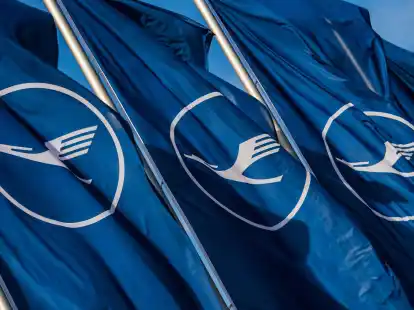 Lufthansa-Chef Spohr rechnet im laufenden Jahr nur noch mit einem bereinigten operativen Gewinn von rund 2,2 Milliarden Euro - eine halbe Milliarde weniger als urspr&uuml;nglich angepeilt.