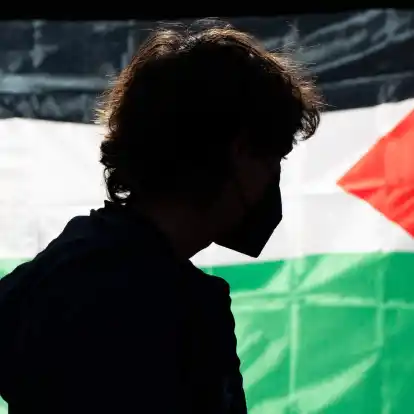 Die Demonstrierenden kritisieren das Vorgehen Israels im Gaza-Krieg und fordern Solidarität mit den Palästinensern.