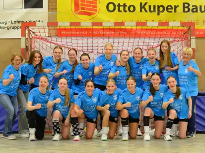 Verbandsliga-Meister: Die B-Junioren-Handballerinnen des TV Cloppenburg in Feierlaune.