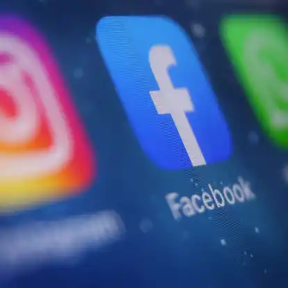Die Meta-Apps Facebook und Instagram auf einem Smartphone.