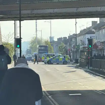 Einsatzkräfte sind im Nordosten Londons nach dem Angriff mit einem Schwert im Einsatz.