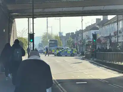 Einsatzkräfte sind im Nordosten Londons nach dem Angriff mit einem Schwert im Einsatz.