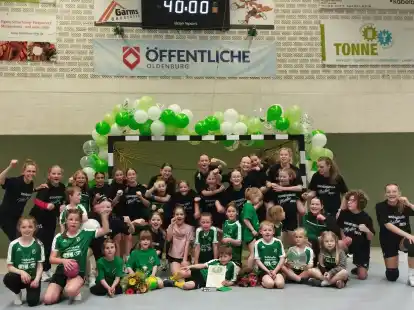 Jubel in Neerstedt: Die weibliche D-Jugend des TVN ist Meister in der Handball-Regionsoberliga.