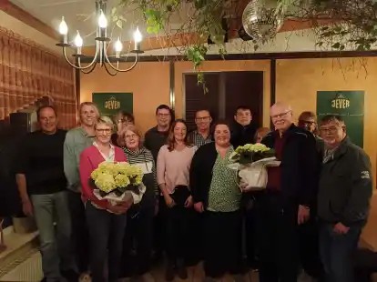 Der bisherige und der neue Vorstand des Ortsb&uuml;rgervereins Nordloh: von links Oltmann Timmermann, Jantje Delger, Karin Reil, Martina Berends, Hannelore Wolfsperger, Klaus Harms, Anja Frers, Thomas Frers, Jantje Berger, Thei&szlig; Jan&szlig;en, Rita Timmermann (leicht verdeckt), Manfred Schedemann, Carmen Landmann, Rolf Siefkes.  Es fehlt: Thomas Berger.