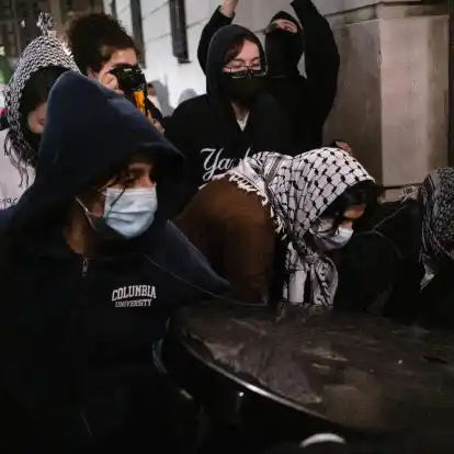 Studierende blockieren den Eingang der Hamilton Hall an der Columbia University in New York nach der Besetzung.