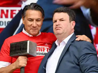 Bundesarbeitsminister Hubertus Heil und der Gesamtbetriebsratsvorsitzende von Thyssenkrupp Steel, Tekin Nasikkol (l), in Duisburg.