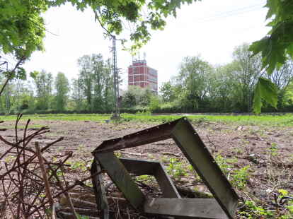 Hier wurde schon im Februar einiges an Sträuchern und Weltkriegsgemäuer abgeräumt: der Grünstreifen zwischen Bahngleisen und Fürbringerstraße. Im Hintergrund: der Turm der alten Erdnussrösterei.
