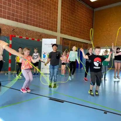 Seilspringen ist der ideale Start auf dem Weg zu einer besseren Fitness. Die Grundschüler in Kirchhatten probierten es gemeinsam mit der Deutschen Herzstiftung aus.