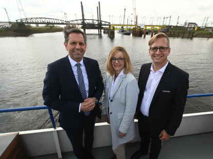 Wirtschaftsminister Olaf Lies (von links), Bahn-Konzernbevollmächtigte Ute Plambeck und Wesermarsch-Landrat Stephan Siefken fanden lobende Worte für die neue „Wesermarsch-Geschwindigkeit“, in der die Behelfsbrücke fertiggestellt wurde.