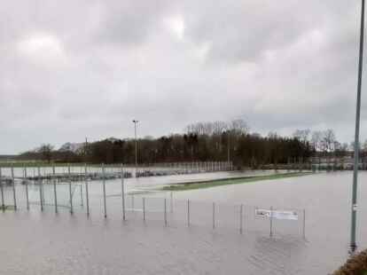 Hochwasser in Edewecht: Auch beim Weihnachtshochwasser war die Sportanlage erneut unter Wasser. (Archiv)