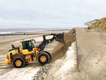Im Auftrag der Gemeinde hatten Baggerfahrer bereits im März mit kleineren Mengen Sand Sturmflutschäden am Strand ausgebessert.