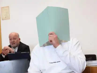 Ein 28-J&auml;hriger soll nach einem B&ouml;llerwurf mit Verletzten drei Jahre ins Gef&auml;ngnis. Das will er nicht hinnehmen.