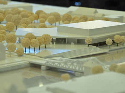 Der Siegerentwurf des Architektenwettbewerbs für die neue Wilhelmshavener Stadthalle im Pumpwerkpark im Modell, vorn die Deichbrücke.