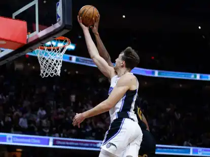 Orlandos Franz Wagner wird von Clevelands Evan Mobley geblockt.