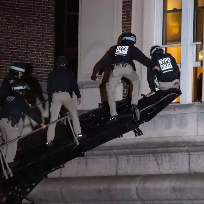 Polizisten dringen in das obere Stockwerk der Hamilton Hall auf dem Campus der Columbia University in New York ein.