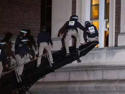 Die New Yorker Polizei dringt in das obere Stockwerk der Hamilton Hall auf dem Campus der Columbia University in New York ein.