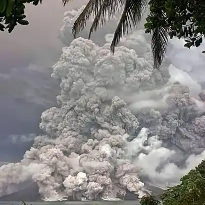Der Vulkan Mount Ruang ist erneut ausgebrochen und hat Asche fast zwei Kilometer hoch in den Himmel geschleudert.
