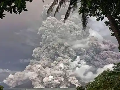 Der Vulkan Mount Ruang ist erneut ausgebrochen und hat Asche fast zwei Kilometer hoch in den Himmel geschleudert.