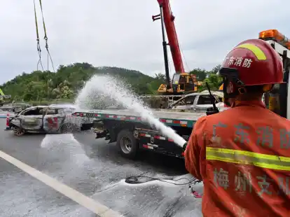 Feuerwehrleute arbeiten an der Unfallstelle auf der Schnellstraße Meizhou-Dabu in der Provinz Guangdong.