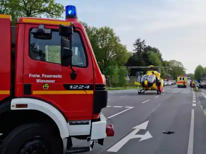 Bei einem Unfall in Wiesmoor-Voßbarg verletzte sich ein Motorradfahrer schwer. Er war mit einem Auto kollidiert.