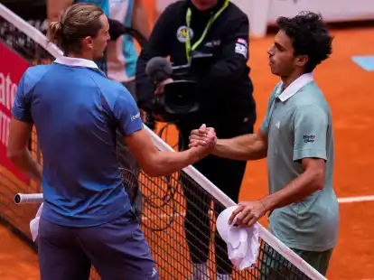 Alexander Zverev (l) ist in Madrid an Francisco Cerundolo gescheitert.