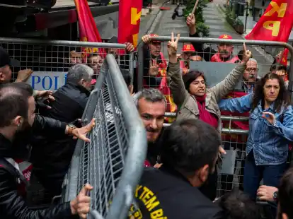 Demonstrierende geraten in Istanbul mit Polizeibeamten aneinander. Dutzende Menschen, die versuchten, den Taksim-Platz zu erreichen, wurden festgenommen.
