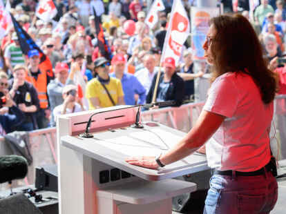 Yasmin Fahimi, DGB-Vorsitzende, spricht bei der Hauptkundgebung des Deutschen Gewerkschaftsbundes (DGB) zum 1. Mai.