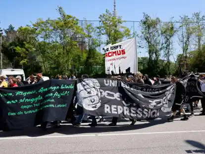 Teilnehmende einer Demonstration linker Gruppen ziehen durchs Hamburger Schanzenviertel.