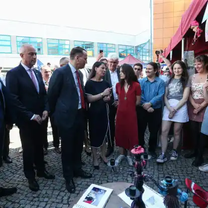 Bundesaußenministerin Annalena Baerbock (M.l.) und ihr polnischer Amtskollege Radoslaw Sikorski (daneben) begehen des Jahrestag des EU-Beitritts Polens gemeinsam in Slubice.